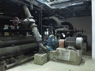 现代电厂有电动机管子设备和汽轮机背景图片