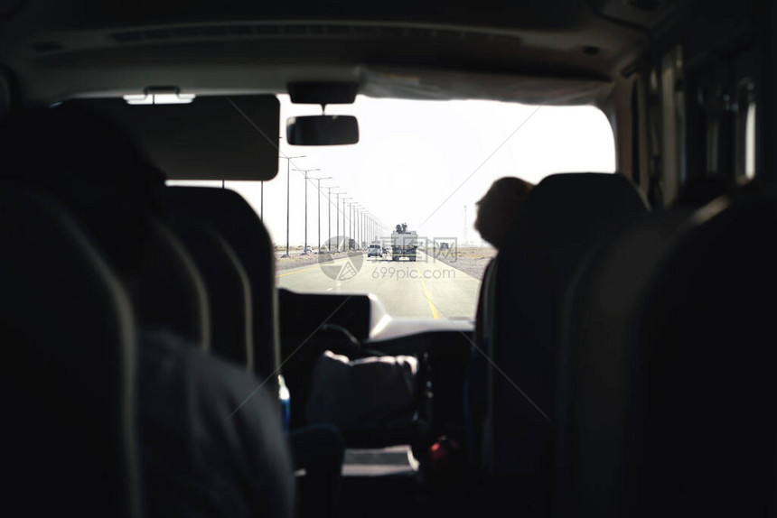 高速公路上的巴士教练班车或小型货车与出租车的机场接送从后座的乘客内部视图旅游观光游览公共交通车内图片