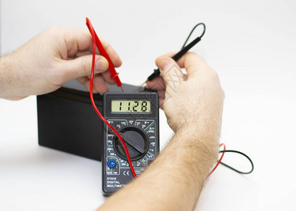 电工用万表检查电池上的电压万用表的指图片