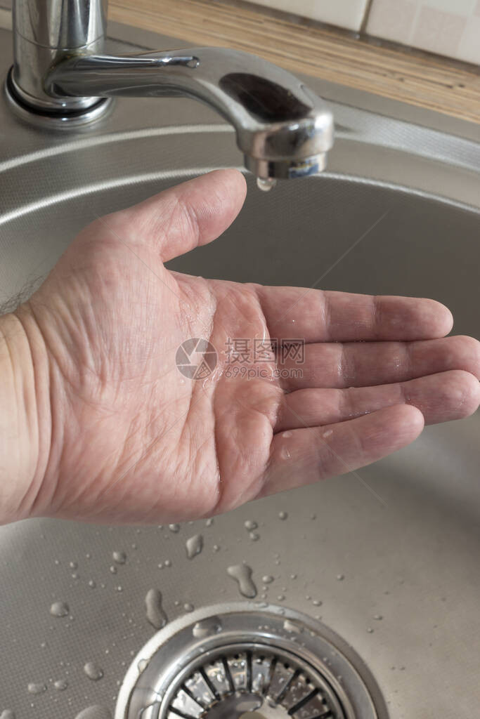 手掌有滴水检查厨房自来水图片