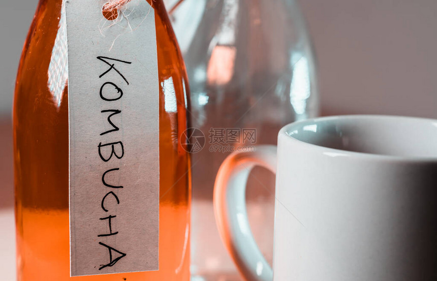 Kombucha柠檬水是一种以茶和柠檬制成的发酵饮料图片