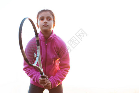 穿着粉红色毛衣的十几岁女孩被网球拍打到手图片