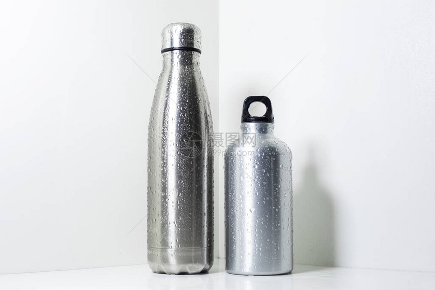 钢和铝水的生态热瓶白色背景图片