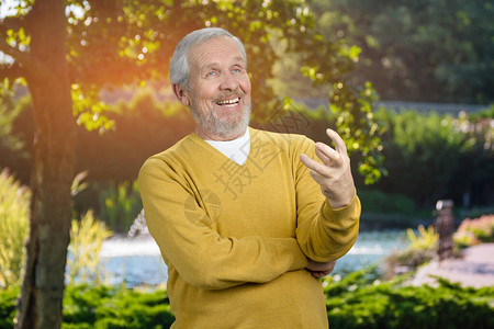 老人在户外跟人交谈老人在情感上说话面部表情和手势图片