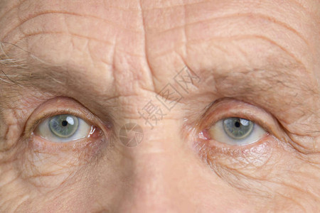 宽阔的蓝色爷的眼睛兴奋的老人宏观视图片