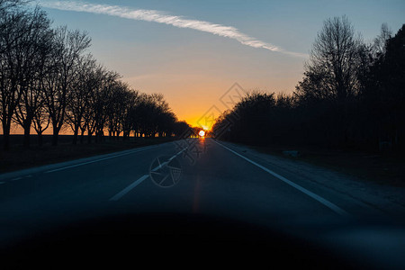 从车内的道路上的虚幻日落图片