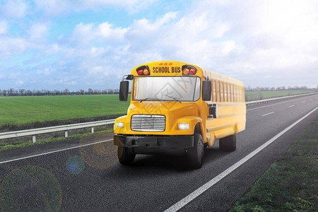 在户外道路上的黄色校车学生交通图片