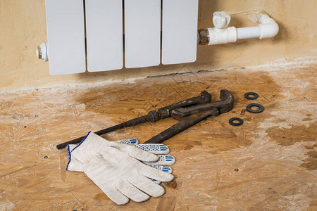 修复泄漏散热器的手套和工具私人房屋供暖系统的意外事故加热图片