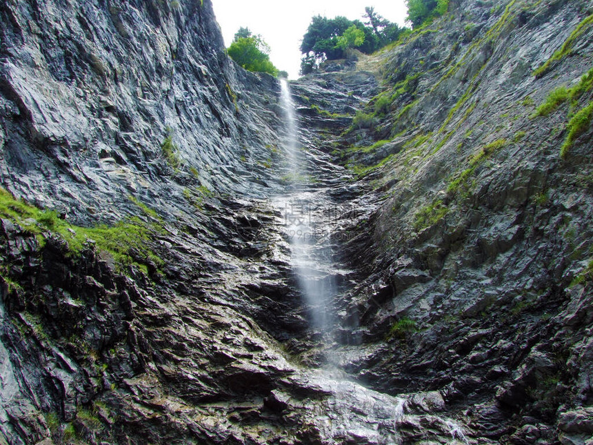 瀑布HochfallWassersturz或WasserfallHochfall在莱茵河谷图片