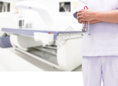 诊所医院中身穿白色制服长袍的特写医生手持听诊器和室内骨密度计医疗保图片