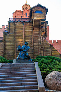 在乌克兰基辅金门前的雅罗斯拉夫智者纪念碑图片