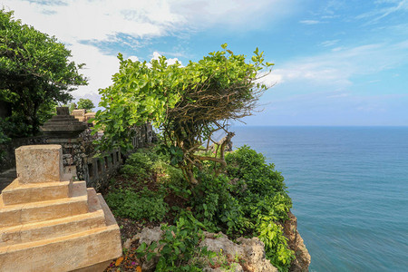 印度尼西亚巴厘岛乌鲁瓦图悬崖与凉亭和蓝色大海的景色PuraLuhurUluwatu寺的美丽景色背景图片