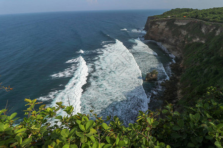 印度尼西亚巴厘岛乌鲁瓦图悬崖与凉亭和蓝色大海的景色PuraLuhurUluwatu寺的美丽景色背景图片