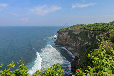 印度尼西亚巴厘岛乌鲁瓦图悬崖与凉亭和蓝色大海的景色PuraLuhurUluwatu寺的美丽景色背景图片