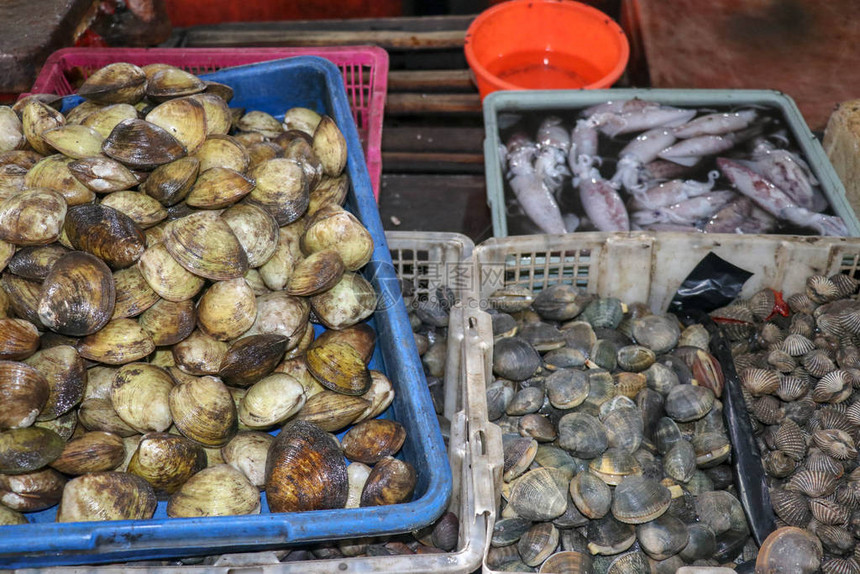 在印度尼西亚巴厘岛金巴兰的旅游景点当地市场上出售新鲜的海鲜鱼美味的贝壳在当地市场PasarIkanKedonganan出图片