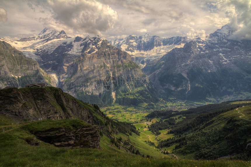 看格林德瓦上空少女峰的瑞士山地景观图片