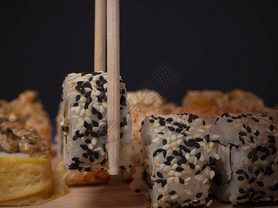 寿司卷还有大米鲑鱼奶油酪塔马戈蛋黄图片