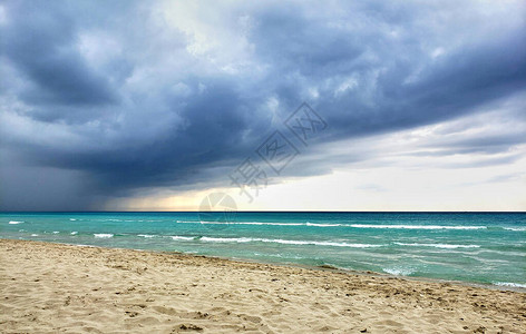即将到来的暴风雨在卡瑞比海滩上图片