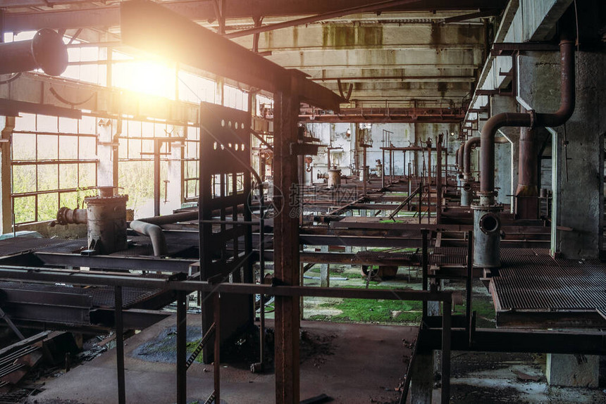 旧的废弃工厂车间内工业机械残渣生锈图片