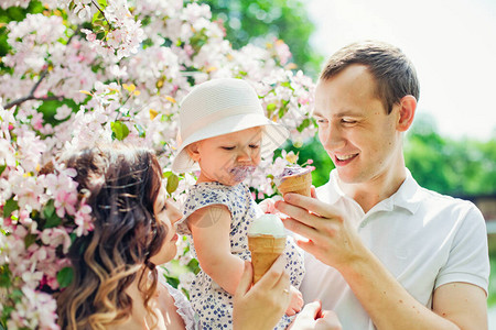 幸福的家庭在春天公园吃冰淇淋户外面对模图片
