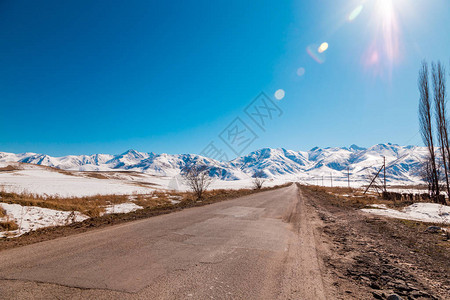 山丘融雪乡间公路冬天的结束图片