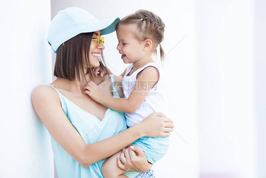 年轻的母亲和她可爱的小孩子玩得很开心女人在户外抱着和拥抱她的女儿妈带着图片