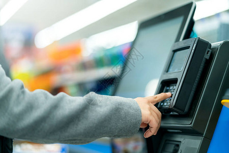 超市商店带显示器的特写柜台收银机背景图片