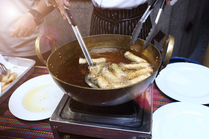油炸春卷和鸡肉球自助餐盘中的泰式食品即食小组会议午图片