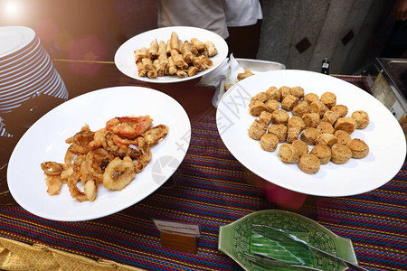 深弗里德斯春卷和鸡球布菲特餐饮板的泰国食品图片