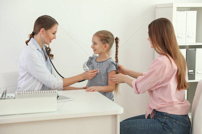 母亲和女儿拜访儿科医生医生在医院用听诊图片