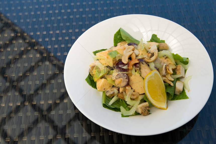 蔬菜沙拉配菜食谱自制敷料丰盛食品在沿海洋红树岛的玻璃桌上安排图片