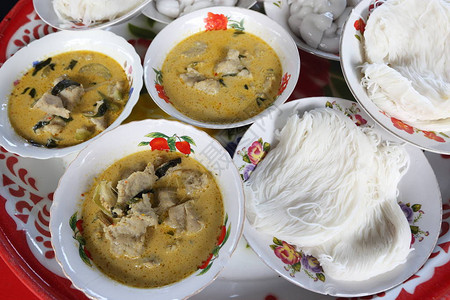 泰国绿色咖喱和大米面图片