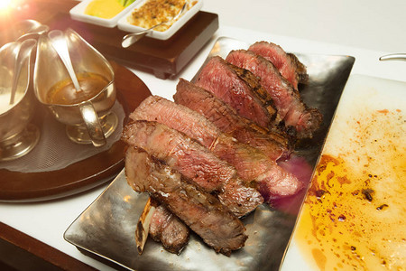 大块生切片和多汁的血红色牛排烧烤融合餐厅咖啡厅的西餐晚背景图片