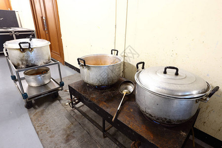 厨房餐厅工业和商业厨房设备的两个大锅图片