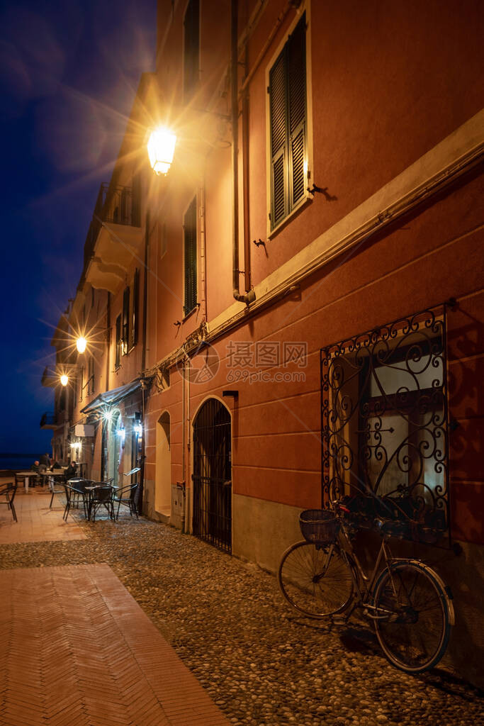 在Liguria地区著名的旅游景点Laigueglia老城的典型意大图片