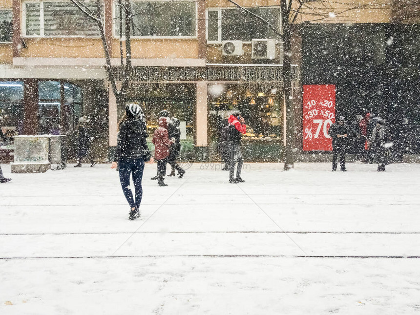 埃斯基谢希尔的冬季暴风雪伴随着大雪飘落雪覆盖的街道和在暴风雪期图片