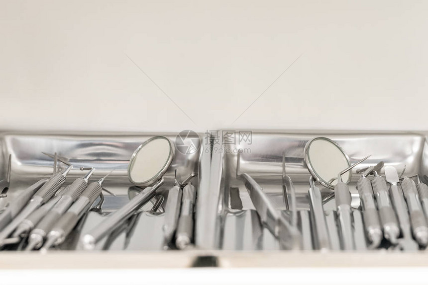 几套牙科仪器放在彼此图片
