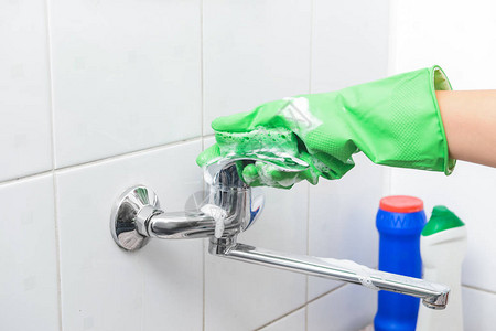 清洁工在浴室清洁水龙头图片