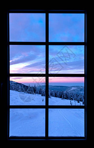 太阳升起或冬季山地的日落图片