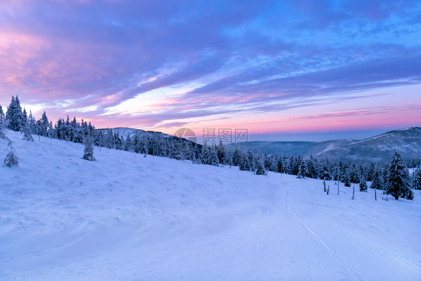 太阳升起或日落在冬季山地风景中图片
