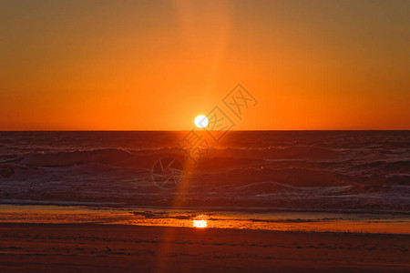 灰色地貌明亮的红日落海面空海滩可见太阳图片