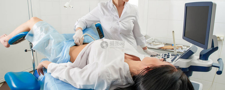 妇科医生用诊断设备对一名妇女进行图片