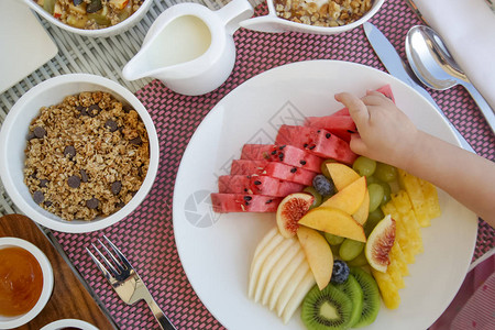 水果盘和早餐麦片健康生有机早餐选图片