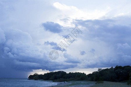 蓝色天空多云的风景海上雷图片