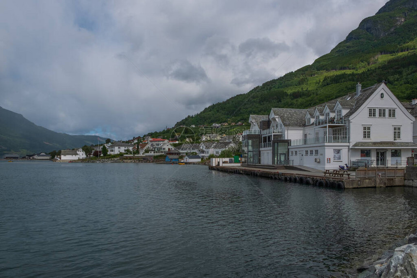 挪威FiordUllensvang村HardangerFjord的一部分图片