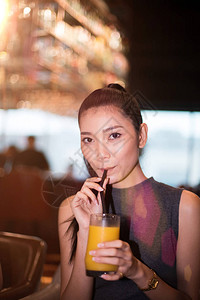 工作的亚洲女人黑头发在融合餐厅咖啡厅享用蔬菜果汁玻璃西餐的午餐晚图片
