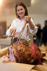 桌上大块烟熏猪肉火腿展示为厨师图片