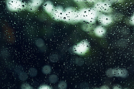 玻璃窗上的水雨滴图片