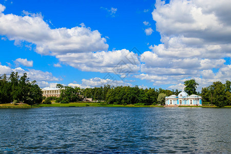 在俄罗斯普希金沙尔斯科耶塞洛的凯瑟琳公园BigPond岸边的格罗托馆图片