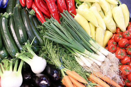 各种蔬菜组和作为背景农产品作为背景健康有机收获蔬菜作为季节厨房配料在图片